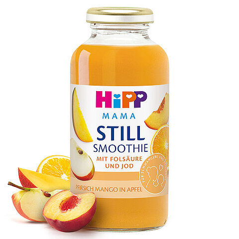 Eine Flasche "Hipp Mama"-Smoothie mit einem Etikett, auf dem eine Fruchtmischung aus Apfel, Orange und Pfirsich abgebildet ist, begleitet von einem aufgeschnittenen Apfel und Pfirsich.