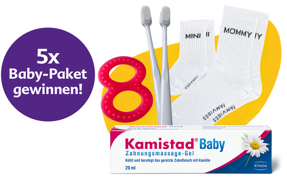 Eine Produktverpackung mit der Aufschrift "Kamistad Baby" und "Zahnungsmassage-Gel", begleitet von einem Lätzchen mit der Aufschrift "KAHNCHAMPION", einem Paar Babysocken mit der Aufschrift "MINI II" und "MINI III" und zwei Holzzahnbürsten.