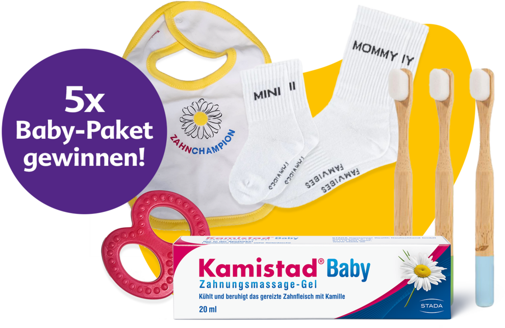 Eine Produktverpackung mit der Aufschrift "Kamistad Baby" und "Zahnungsmassage-Gel", begleitet von einem Lätzchen mit der Aufschrift "KAHNCHAMPION", einem Paar Babysocken mit der Aufschrift "MINI II" und "MINI III" und zwei Holzzahnbürsten.
