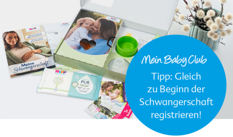 Verschiedene Produkte rund ums Baby, darunter ein Heftchen "Kleines Wunder", eine "Herzlich Willkommen"-Karte und eine "Mein Baby Club"-Broschüre, begleitet von einem blauen Rundbanner mit der Aufschrift "Tipp: Gleich zu Beginn der Schwangerschaft registrieren!".