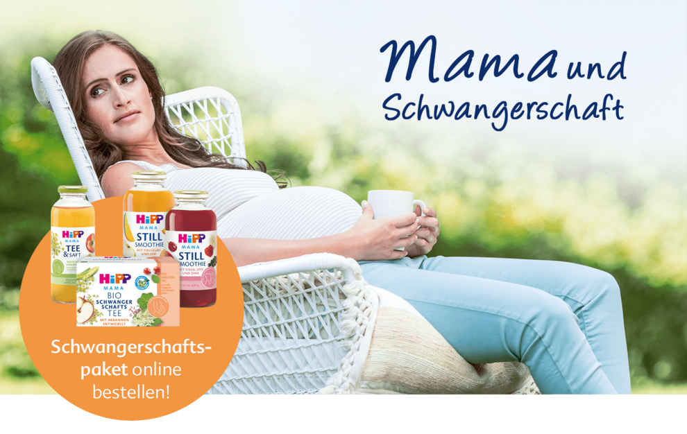 Eine Frau, die sich im Freien entspannt, hält eine Tasse in der Hand und wirbt für ein "Schwangerschafts-Paket online bestellen" mit verschiedenen "Hipp"-Babyprodukten.