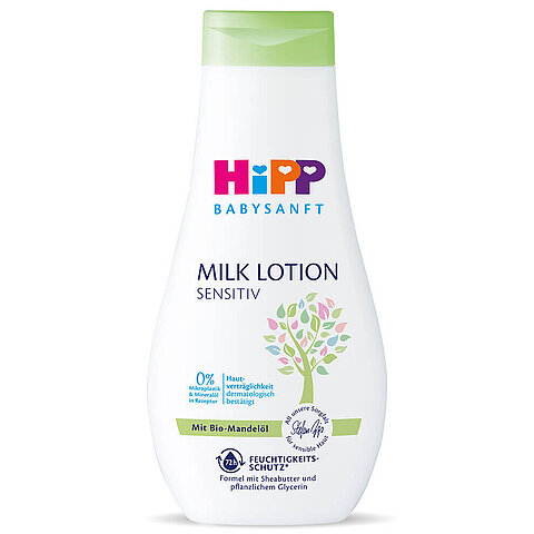 Eine Flasche 'Hipp Babysanft' Milchlotion, die als 'Sensitive' bezeichnet wird und zu 0% dermatologisch ist.