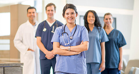 Medizinische Fachkräfte in einer Reihe.