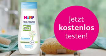Eine Flasche eines Babypflegeprodukts mit der Aufschrift "HiPP Pflegebad" und einem grünen Blattlogo, begleitet von einem rosa Banner mit der Aufschrift "Jetzt kostenlos testen!".