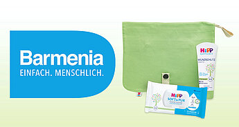 Ein Werbebanner für "Barmenia"-Produkte, auf dem eine grüne Tasche, eine Tube "WUNDSCHUTZ SENSITIV", eine Packung "HIPP BABYSANIT"-Tücher und eine "PUR"-Wasserflasche abgebildet sind.