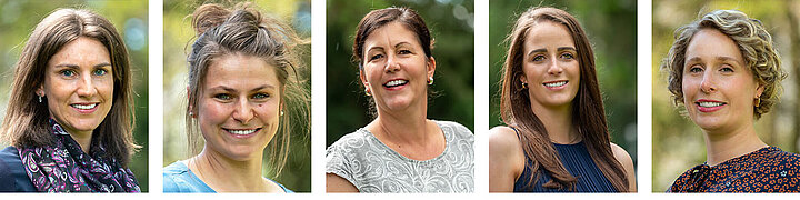 Fünf verschiedene Porträts von Frauen mit unterschiedlichen Gesichtsausdrücken und Kleidungsstücken vor einem unscharfen natürlichen Hintergrund.