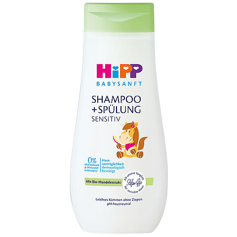 Eine Flasche Babyshampoo und -spülung mit der Aufschrift "HiPP Babysanft" und dem Hinweis, dass das Produkt für empfindliche Haut geeignet und frei von schädlichen Chemikalien ist.