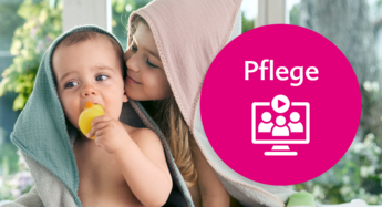 Ein kleines Kind, vermutlich ein Baby, das von einem älteren Kind getröstet wird. Im Hintergrund ist ein rosafarbenes, kreisförmiges Symbol zu sehen, das eine Gruppe von Personen und eine Schaltfläche zum Abspielen zeigt.