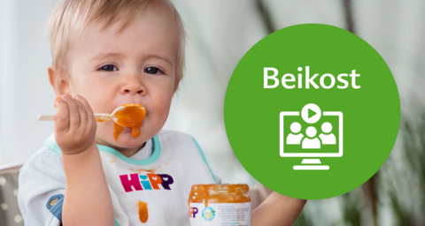 Ein Baby, das einen Löffel Nahrung isst, mit einem grünen runden Kreis auf der rechten Seite, auf dem "Beikost" steht.