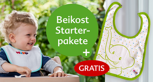 Ein Kleinkind in einem Hochstuhl, das ein Lätzchen mit der Aufschrift "HIPP" und einem grünen Elefanten trägt, daneben ein grünes Starterpaket mit der Aufschrift "Beikost Starter-paket + GRATIS".