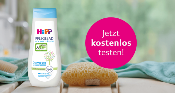 Eine Flasche "Hipp Pflegebad" mit grünem Blattlogo, begleitet von einem rosafarbenen runden Banner mit der Aufschrift "Jetzt kostenlos testen!".