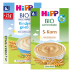 Zwei Packungen Babynahrung mit der Aufschrift "Hipp" mit den Geschmacksrichtungen "Kindergriefs" und "5-Korn". Beide Packungen sind mit "BIO" und "Gersteidebrei" beschriftet.