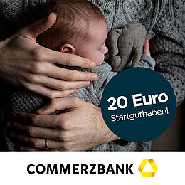 Ein fröhlicher orangefarbener Elefant, der einen 20-Euro-Schein in der Hand hält, neben einem Buch mit dem Titel "Hipp Mein Baby Sparbuch" mit dem Logo der Commerzbank am unteren Rand.