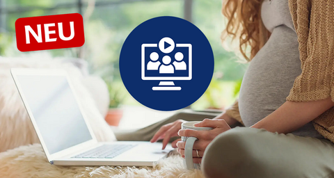 Eine Frau, die einen Laptop benutzt, mit einem blauen Symbol in der Mitte, das ein Webinar darstellt, und einer roten Aufschrift "NEU" in der oberen linken Ecke.