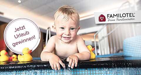 Ein fröhliches Baby in einem Swimmingpool, umgeben von gelben Gummienten, mit einem Schild in deutscher Sprache, auf dem "Jetzt Urlaub gewinnen!" steht, und einem Logo von "FAMILOTEL" in der oberen rechten Ecke.