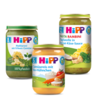 Drei Gläser mit Babynahrung der Marke "Hipp", die jeweils mit einem anderen Gericht und einem "Bio"-Etikett versehen sind.