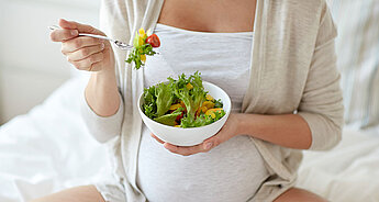 Welche Vitamine & Nährstoffe sind für Schwangere sinnvoll? Wann und wie lange muss ich sie einnehmen? ➤ Erfahren Sie mehr zu Schwangerschaftsvitaminen. 