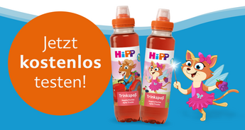 Zwei Flaschen HiPP Kindergetränk mit Apfel-Traube-Geschmack und zwei tanzende Tierfiguren vor blauem Hintergrund