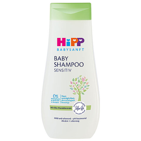 Eine Flasche Babyshampoo mit der Aufschrift "BABYSANFT" von "HiPP", mit der Beschreibung, dass es "SENSITIV" und für "Mild und schonend - pH-hautneutral" geeignet ist.