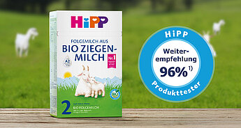 Eine Schachtel "Folgemilch aus Bio Ziegen-Milch" mit der Aufschrift "BIO FOLGEMILCH" und einem um 94 % reduzierten Fettgehalt sowie einer blauen runden Plakette mit der Aufschrift "Weiter-empfehlung" und einem Prozentsatz von 96 %.