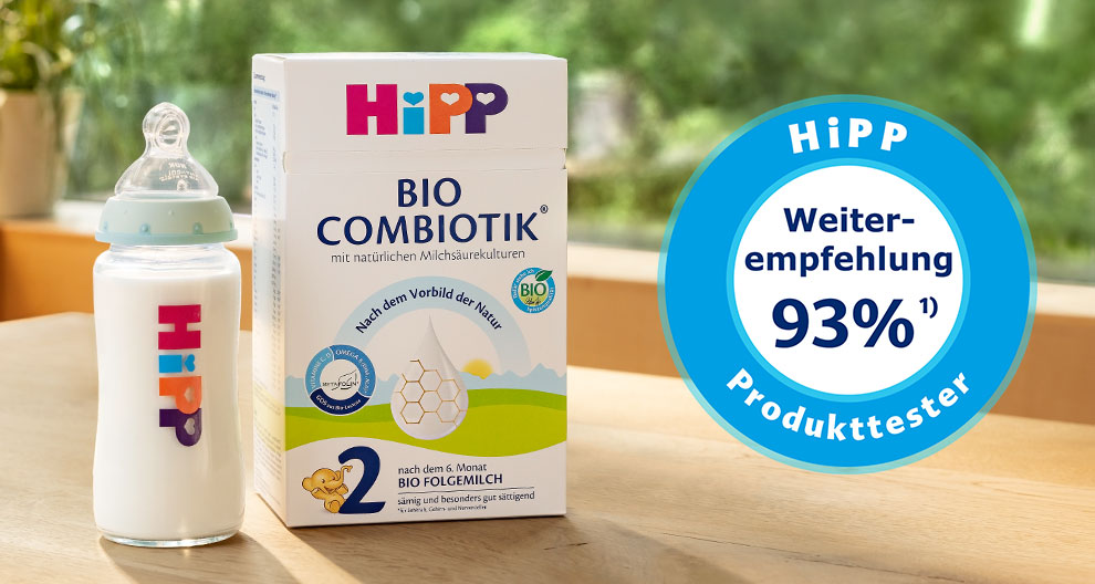 Ein Babyfläschchen mit der Aufschrift "HiPP BIO COMBIOTIK" und einem Etikett mit der Aufschrift "93% Weiter-empfehlung" und dem Hinweis "Nach dem Vorbild der Natur".