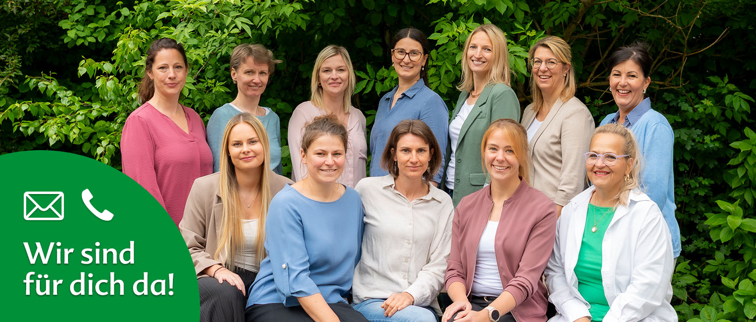 Eine Gruppe von Frauen mit unterschiedlichen Frisuren und Kleidungsstücken vor einer grünen Kulisse.