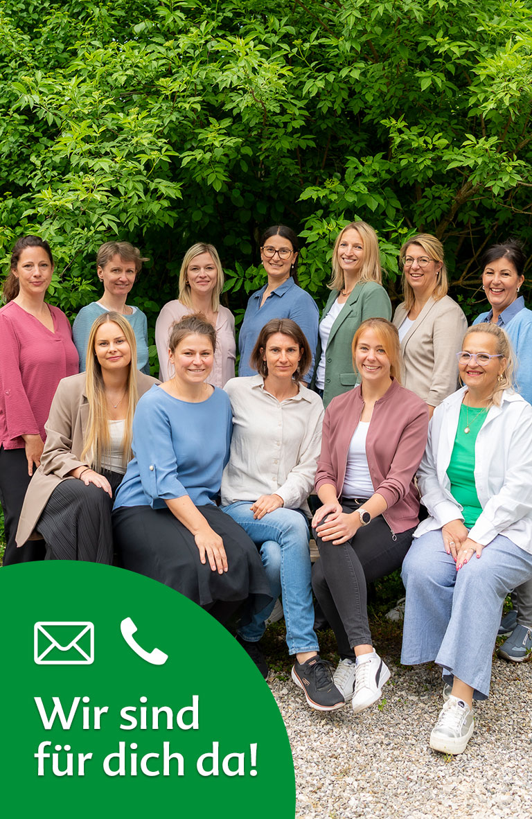 Eine Gruppe von Frauen mit unterschiedlichen Frisuren und Kleidungsstücken vor einer grünen Kulisse.