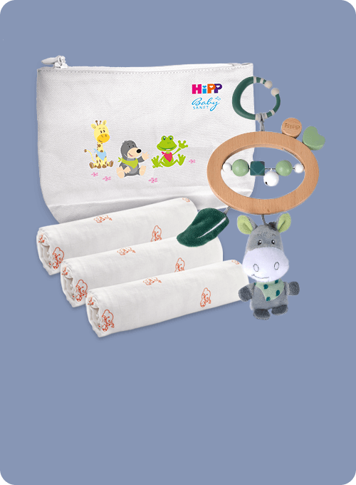 Eine Sammlung von Babyartikeln, darunter ein weißer Beutel mit einem Muster aus animierten Tieren, drei weiße Tücher mit orangefarbenen Mustern, ein hölzernes Mobile mit grünen und braunen Elementen und ein Plüschtier, das einer Giraffe ähnelt.