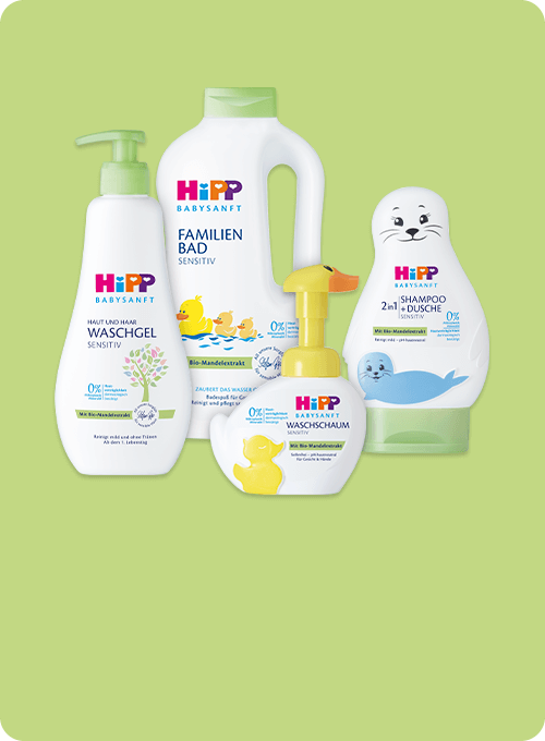 Eine Reihe von Babypflegeprodukten der Marke "Hipp", darunter ein Waschgel, ein Shampoo und eine Lotion, die alle für empfindliche Haut geeignet sind.