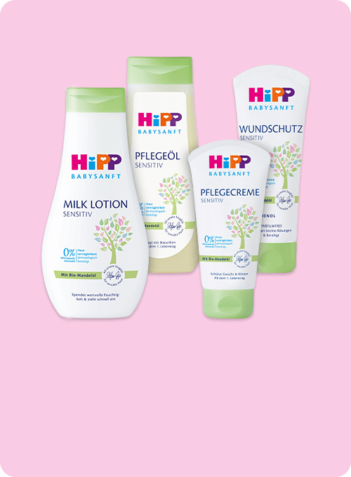 Eine Reihe von Babypflegeprodukten von Hipp, darunter eine Milchlotion, eine Pflegecreme und ein Wundschutz, alle mit der Bezeichnung "Sensitive" versehen.