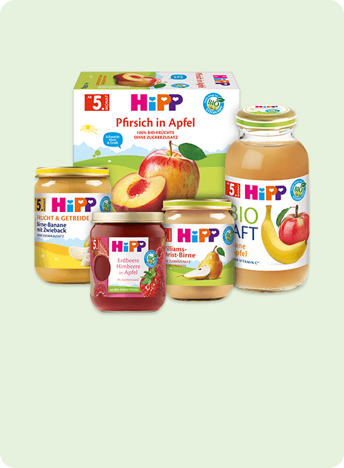 Eine Reihe von Babynahrungsprodukten der Marke 'Hipp', darunter Gläser mit püriertem Obst und Gemüse, eine Schachtel 'Pfirsich in Apfel' (Birne in Apfel), 100% Bio-Produkte, und eine Flasche 'Bio AFT' Apfelsaft.