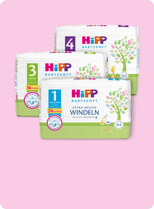 Drei Packungen Babywindeln mit der Aufschrift 'HiPP BABYSANFT' in verschiedenen Größen und Stadien, zusammen mit einer Baumillustration und einem Slogan in deutscher Sprache.