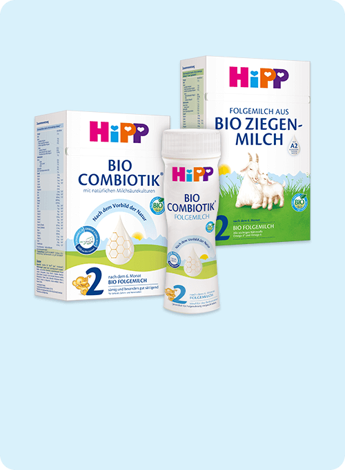 Zwei Schachteln mit Babynahrung mit der Aufschrift "BIO COMBIOTIK" von Hipp, wobei eine Schachtel ein größerer Behälter und die andere eine kleinere Flasche ist.