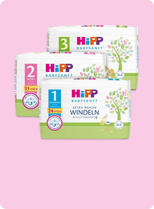 Drei Packungen Babywindeln mit der Aufschrift 'HiPP BABYSANFT' in verschiedenen Größen und Designs.