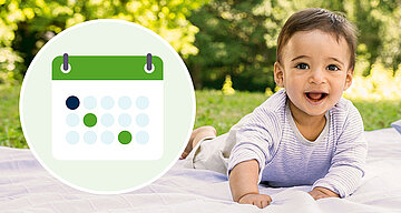 Ein Baby, das auf einer Decke im Freien liegt, mit einer Grafik eines Kalenders im Vordergrund.