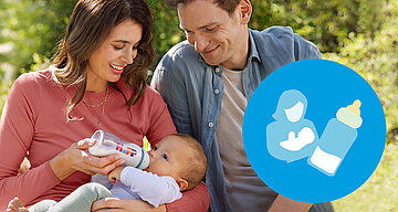 Ein freudiger Familienmoment, in dem eine Frau ihr Baby mit der Flasche füttert, während ein Mann liebevoll zuschaut.