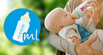 Ein Baby, das von einem Erwachsenen mit der Flasche gefüttert wird, mit einer Grafik einer Babyflasche im Vordergrund.
