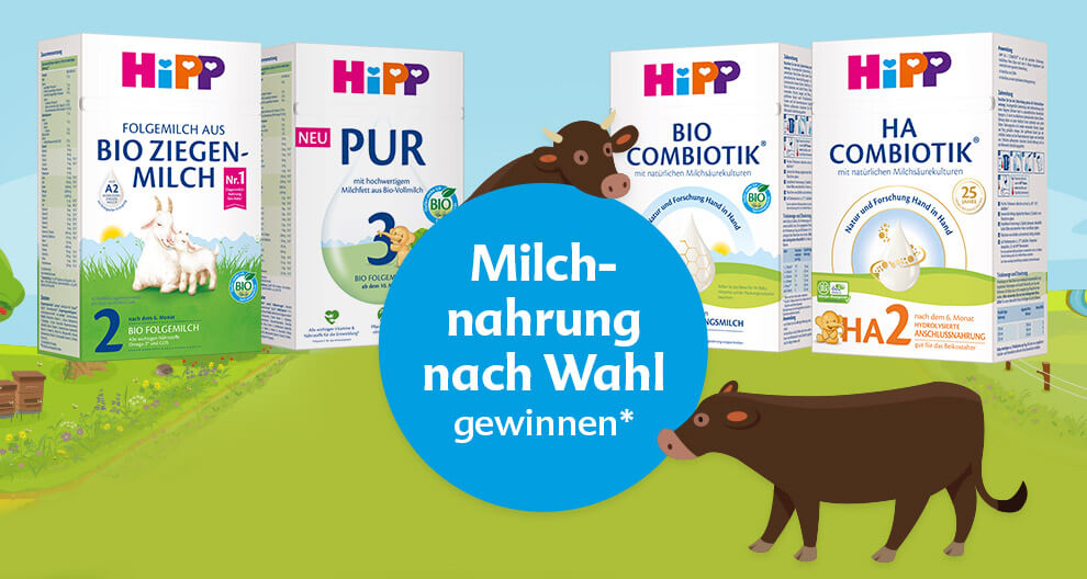 Vier Milchpackungen der Marke HiPP mit verschiedenen Stadien der Milchentwicklung, begleitet von einer Kuh und einem Kaninchen in einer ländlichen Umgebung.