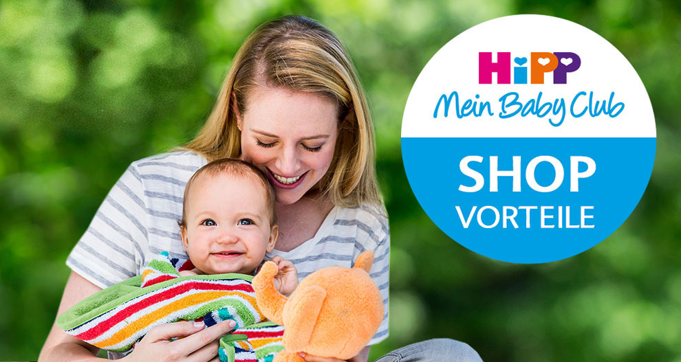 Eine Frau mit einem Baby im Arm, beide lächelnd, mit einem Logo im Hintergrund, auf dem "Mein Baby Club" und "SHOP VORTEILE" steht.