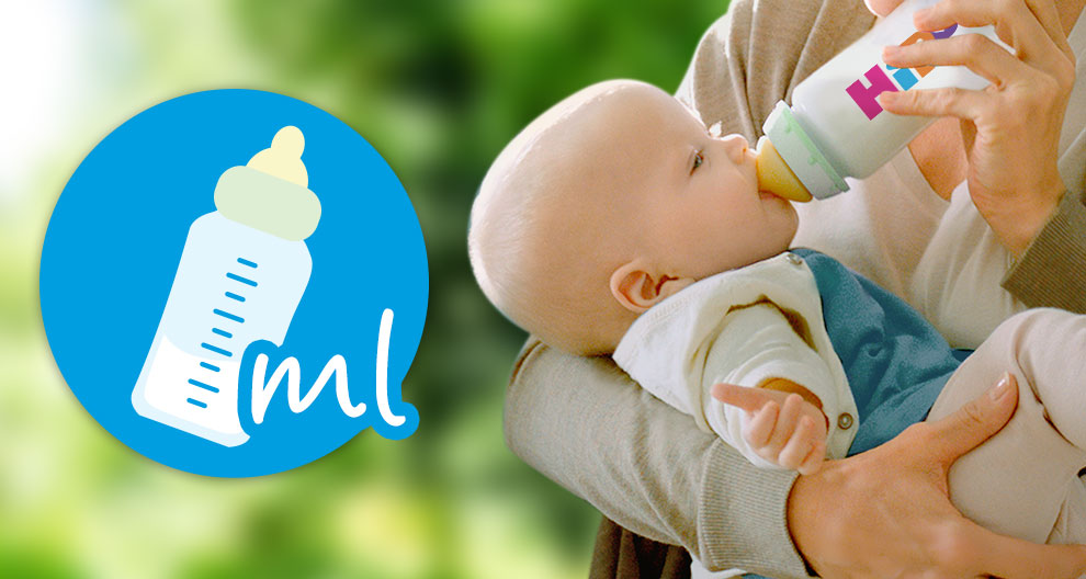 Ein Baby, das von einem Erwachsenen mit der Flasche gefüttert wird, mit einer Grafik einer Babyflasche im Vordergrund.
