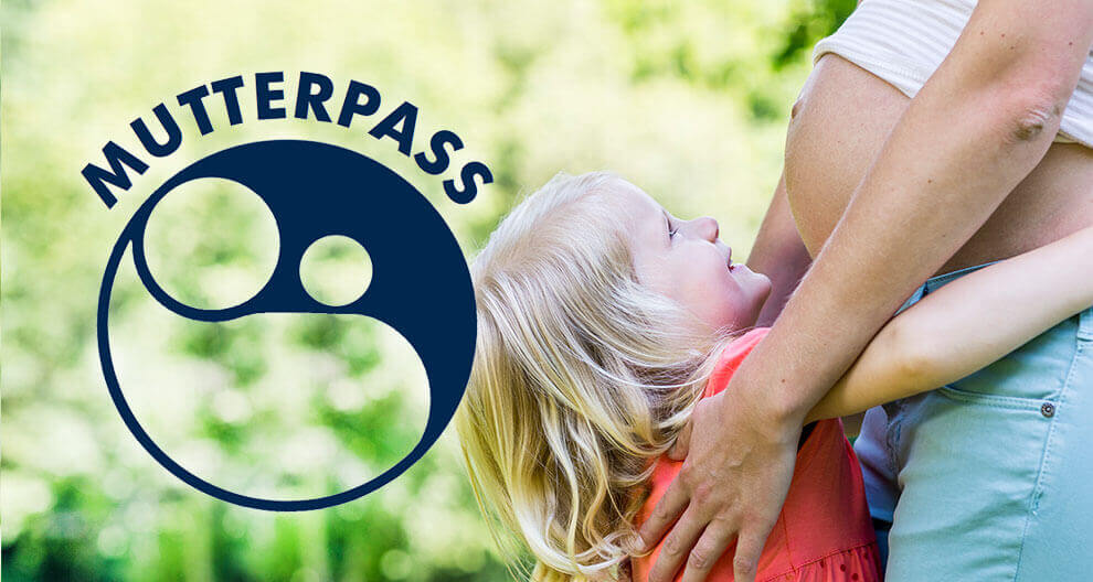 Ein junges Mädchen, das zu einer schwangeren Frau aufschaut, mit dem "Mutterpass"-Logo an prominenter Stelle im Bildvordergrund.
