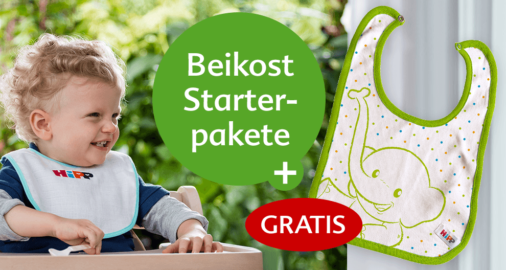 Ein Kleinkind in einem Hochstuhl, das ein Lätzchen mit der Aufschrift "HIPP" und einem grünen Elefanten trägt, daneben ein grünes Starterpaket mit der Aufschrift "Beikost Starter-paket + GRATIS".
